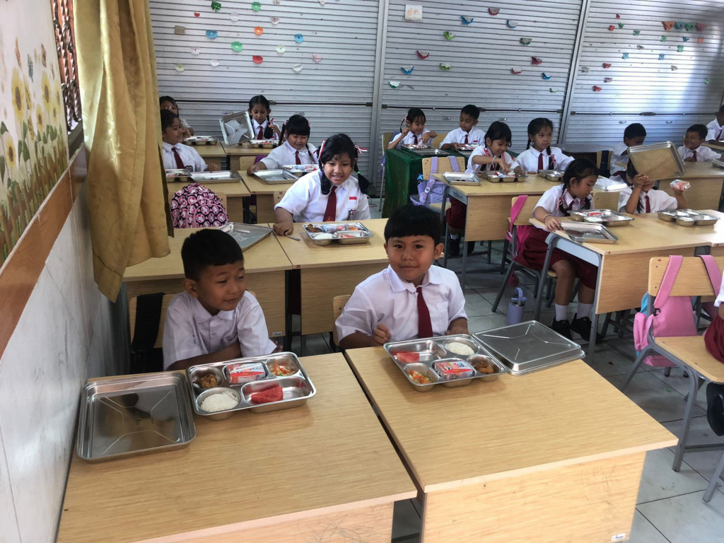 Suasana Ceria Warnai Pembagian Makanan Bergizi Gratis di SDN 2 Dalung